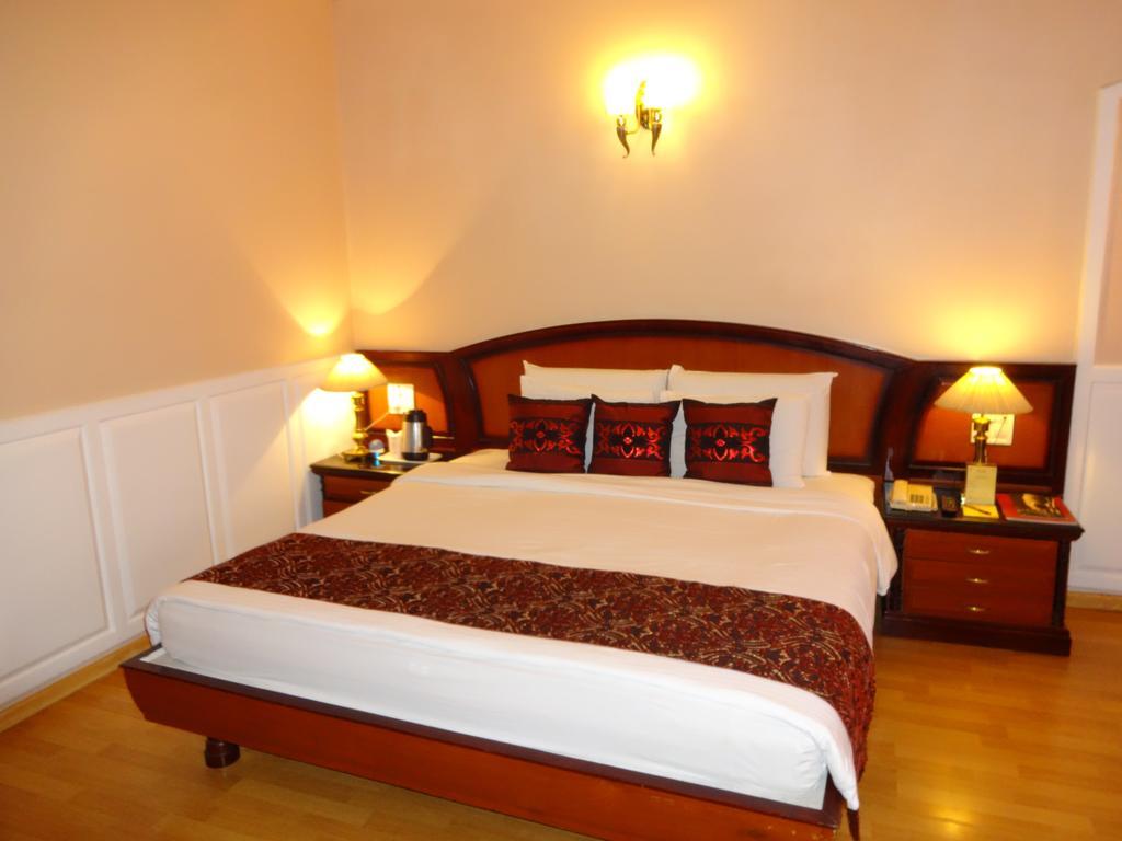 Hotel Babylon International Райпур Экстерьер фото